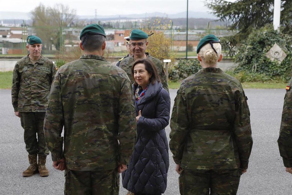La ministra de Defensa, Margarita Robles, visita el Regimiento de Infantería 'América' n 66 de Cazadores de Montaña (RICZM 66) en el acuartelamiento Aizoaín y mantiene un encuentro con nueve militares afectados por hipotermia.