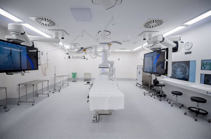 Archivo - Un robot en una sala del Centro Quirúrgico del Hospital público Gregorio Marañón,