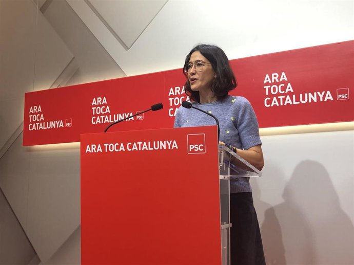 La portavoz del PSC, Núria Parlon, en una rueda de prensa en la sede del partido