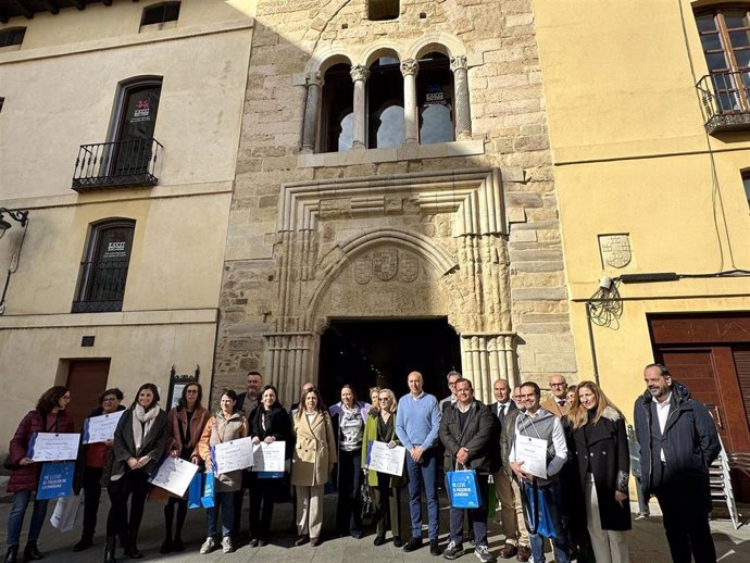 Foto de familia de los establecimientos y servicios de León que han recibido el distintivo 'Compromiso de Calidad Turística'.