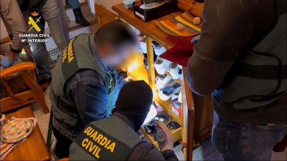 Agentes de la Guardia Civil pertenecientes al Puesto Principal de Tacoronte, en el marco la operación Lady's North de lucha contra el narcotráfico, han desactivado un punto de venta de drogas en un domicilio ubicado en el citado municipio.