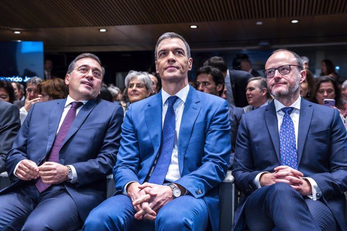 Archivo - El presidente del Gobierno, Pedro Sánchez, y el ministro de Asuntos Exteriores, Unión Europea y Cooperación, José Manuel Albares