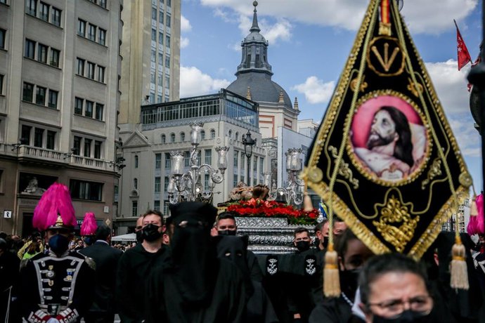 Archivo - Anderos transportan la talla del Cristo durante la procesión de La Soledad y del Desamparo y del Cristo Yacente, que sale desde la Iglesia de la Concepción Real de Calatrava 