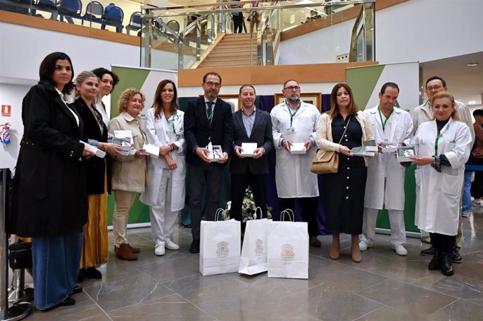Pacientes ingresados en el Hospital Clínico de Málaga reciben la visita de la  Archicofradía del Paso y la Esperanza
