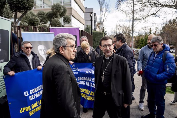 El elegido vicepresidente de la Conferencia Episcopal Española (CEE), José Cobo (4d), y el elegido nuevo presidente de la Conferencia Episcopal Española (CEE), Luis Argüello (2i), saludan a un grupo de personas que se concentran contra los abusos sexuales
