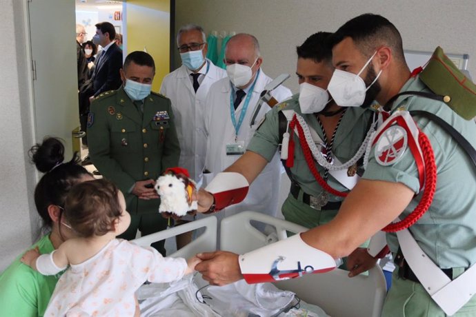 El Hospital Materno Infantil de Málaga recibe la visita de La Legión y la Congregación de Mena