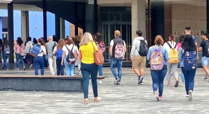 Archivo - Estudiantes en la universidad