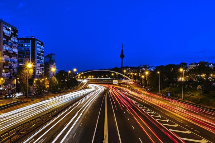 Archivo - Imagen nocturna de la M-30