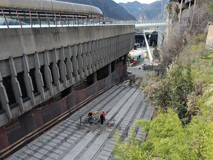 Operarios trabajando en una obra en Andorra la Vella (Andorra)