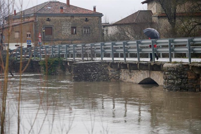 Río Zadorra a su paso por Gobeo durante las lluvias en Vitoria, a 27 de febrero de 2024, en Vitoria