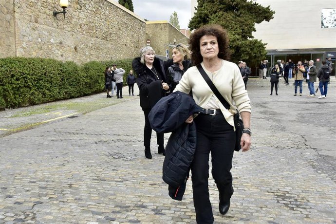 Amigos y familiares en el tanatorio de Les Corts tras darle el último adiós a la actriz Silvia Tortosa, a 25 de marzo de 2024, en Barcelona (España).