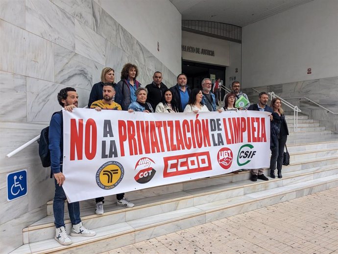 Representantes de los trabajadores municipales de Motril ante el edificio de los juzgados