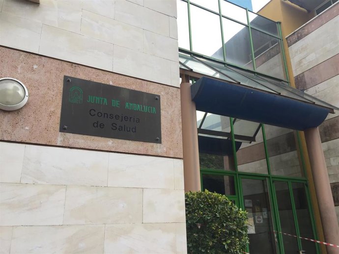 Archivo - Fachada de la sede de la Cosnejería de Salud.