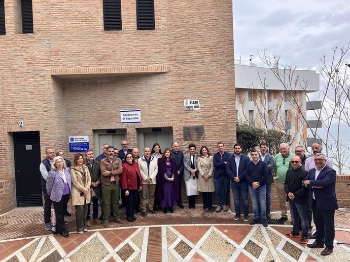 Junta y Ayuntamiento de Torremolinos recuperan el ascensor que conecta el centro con la playa del Bajondillo
