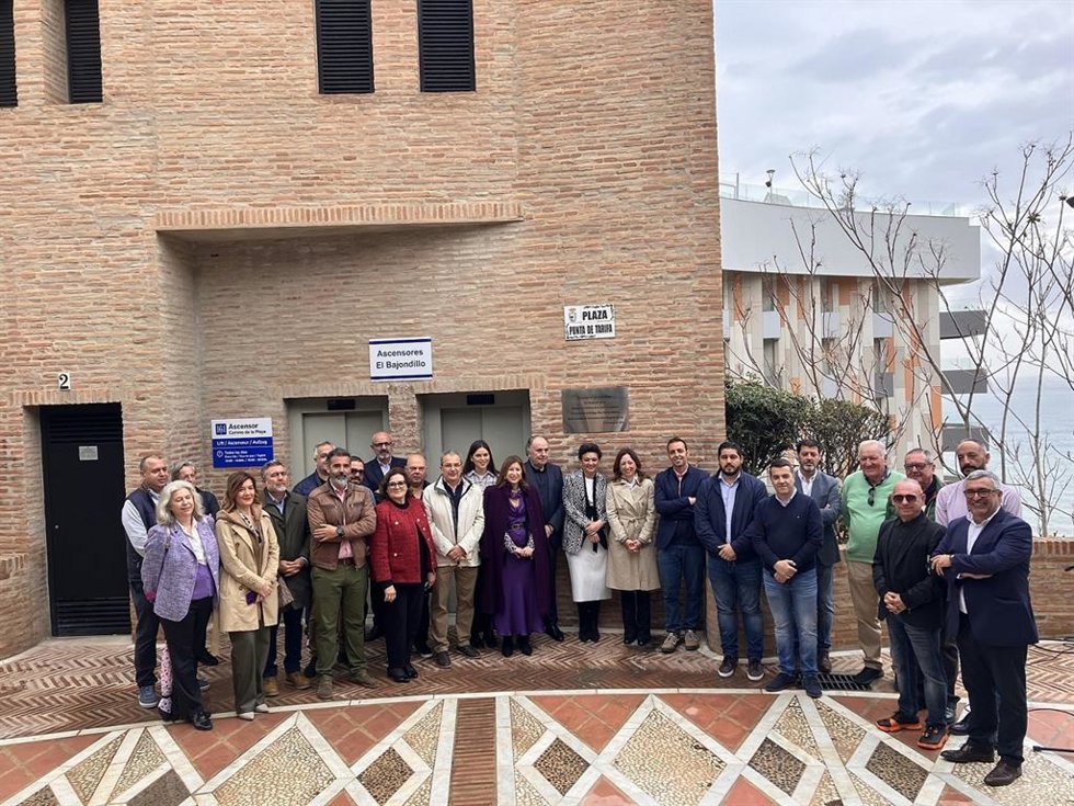 Junta y Ayuntamiento de Torremolinos recuperan el ascensor que conecta el centro con la playa del Bajondillo