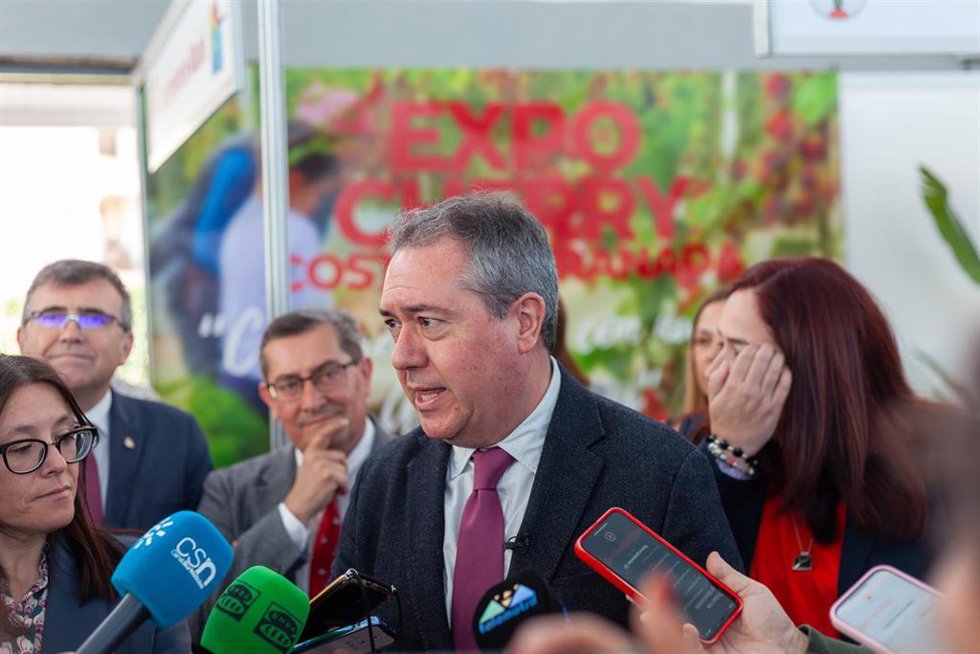 El secretario general del PSOE-A, Juan Espadas, atiende a los medios en una foto de archivo.