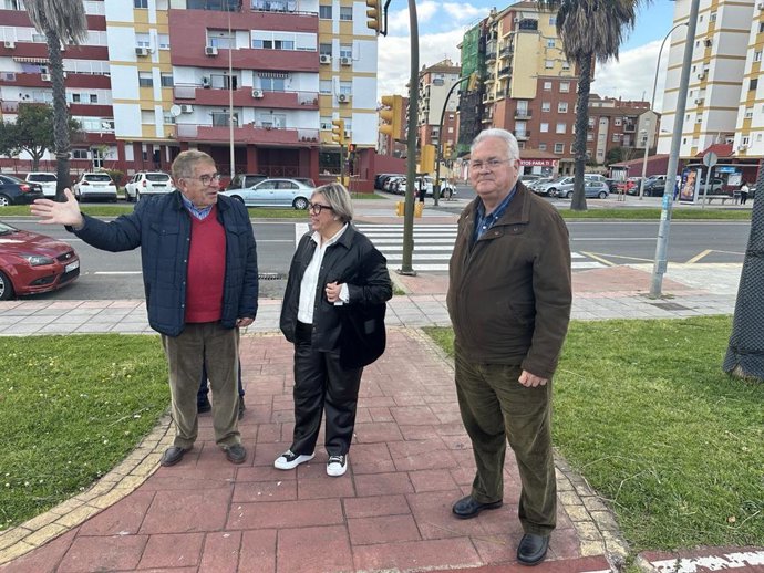 La concejal de La Izquierda de Huelva (Izquierda Unida, Podemos, Iniciativa) en el Ayuntamiento de la capital, Mónica Rossi, junto a vecinos de Nuevo Parque.
