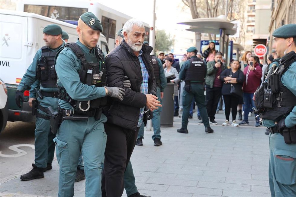El presidente de la Federación de Asociaciones Gitanas de Baleares, Carlos Cortés, tras ser detenido.