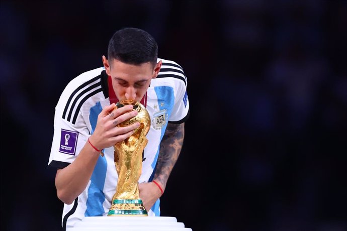 Archivo - 18 December 2022, Qatar, Lusail: Argentina's Angel di Maria kisses the World Cup trophy during the awards ceremony after the FIFA World Cup Qatar 2022 final soccer match between Argentina and France at the Lusail Stadium. 