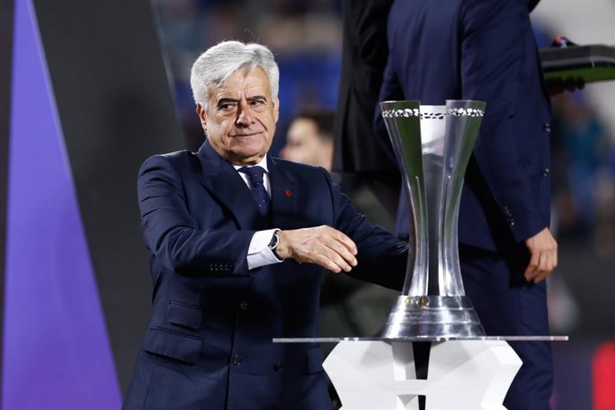 Archivo - El presidente de la Gestora de la RFEF, Pedro Rocha, con el trofeo de la Supercopa de España de 2024.