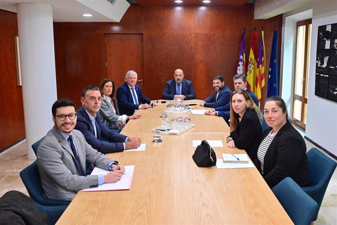 Govern, Consell de Mallorca, Cort y Asociación Hotelera Playa de Palma se reúnen para abordar las prioridades de la nueva temporada turística en la zona.