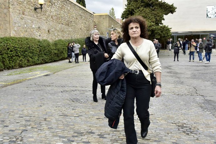 Amigos y familiares en el tanatorio de Les Corts tras darle el último adiós a la actriz Silvia Tortosa, a 25 de marzo de 2024, en Barcelona (España).
