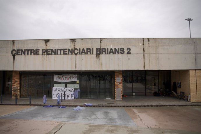 Fachada de la cárcel de Brians 2, en Sant Esteve Sesrovires (Barcelona), con pancartas de funcionarios en recuerdo a la cocinera asesinada en Mas d'Enric (Tarrgona).