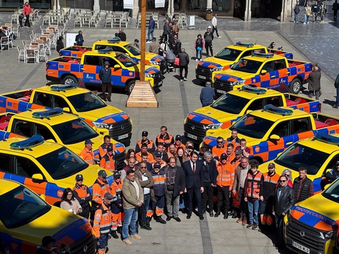 La Plaza Mayor de Astorga (León) ha acogido la presentación de los 19 vehículos para las agrupaciones de Protección Civil de León.