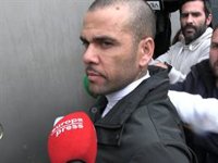 Dani Alves llega a casa con el rostro serio tras salir de prisión después de pagar una fianza millonaria