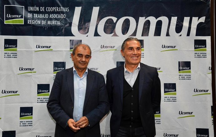 De izquierda a derecha: el presidente de Ucomur, Juan Antonio Pedreño, y el seleccionador nacional de Baloncesto, Sergio Scariolo