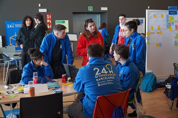 Grup de persones a les 24h d'Innovació Barcelona de Caixabank Dualiza