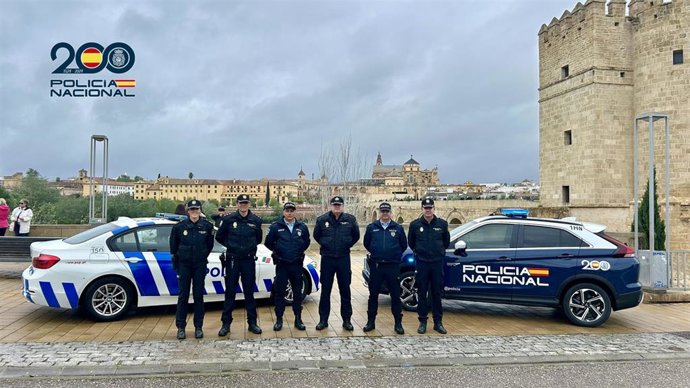 Agentes de la Policía Nacional de Córdoba junto a los dos agentes de la Segurana Pública de Portugal que patrullarán en Córdoba durante la Semana Santa.