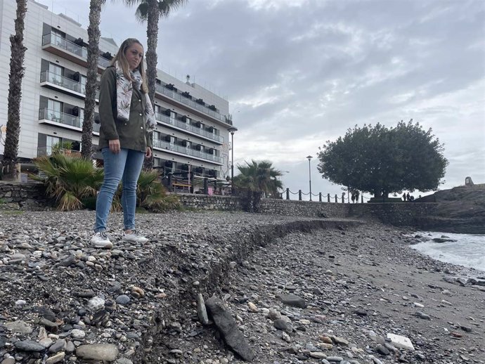 La concejal de Playas de Almuñécar, Lucía González, revisa los daños del temporal en Cotobro