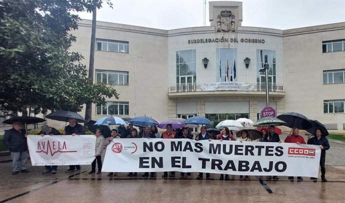 Concentración por la muerte de un vecino de Pozo Alcón en un accidente laboral.