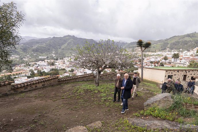 El presidente del Cabildo de Gran Canaria, Antonio Morales, durante una visita al campo