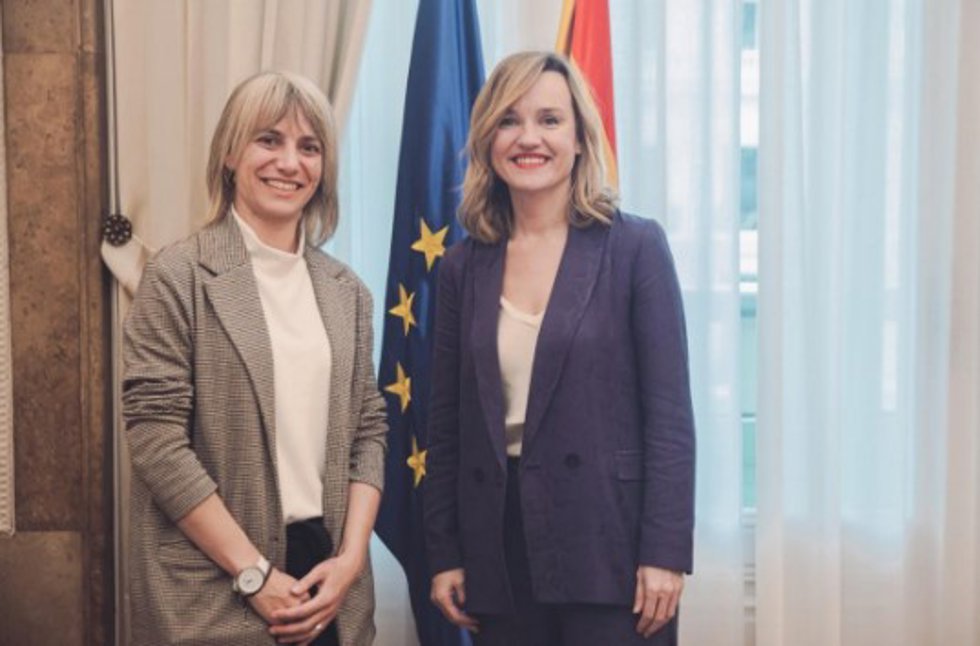 La alcaldesa de Granollers (Barcelona), Alba Barnusell, y la ministra Pilar Alegría