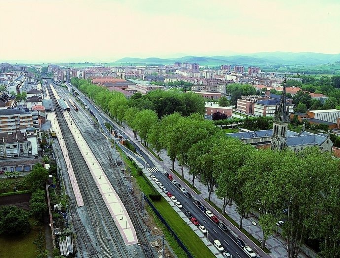 Archivo - Vías en la estación de Renfe en Vitoria-Gasteiz