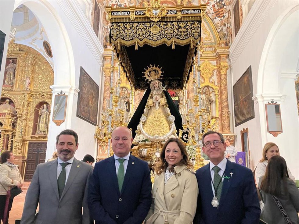 La delegada del Gobierno andaluz en Málaga, Patricia Navarro, visita y asiste, junto con el alcalde de Antequera, Manuel Barón, a la misa en la iglesia de San Zoilo, que alberga a los titulares de la Cofradía de Estudiantes