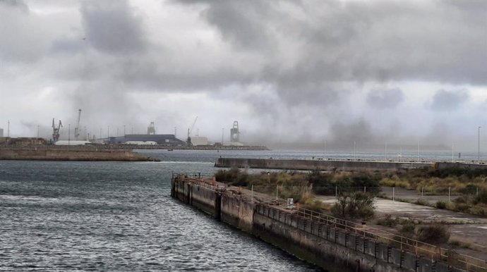 Nube de carbón en el puerto de El Musel, Gijón.