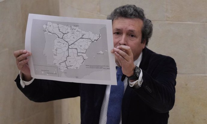 El diputado Iñigo Fernández muestra un mapa de conexiones ferroviarias en el Parlamento