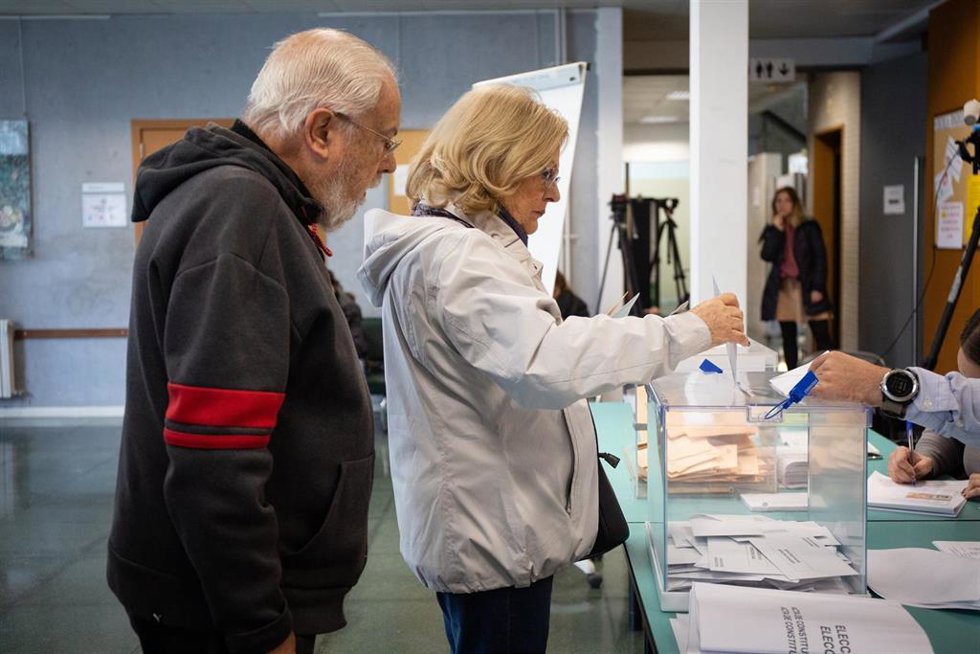 Archivo - Persona votando