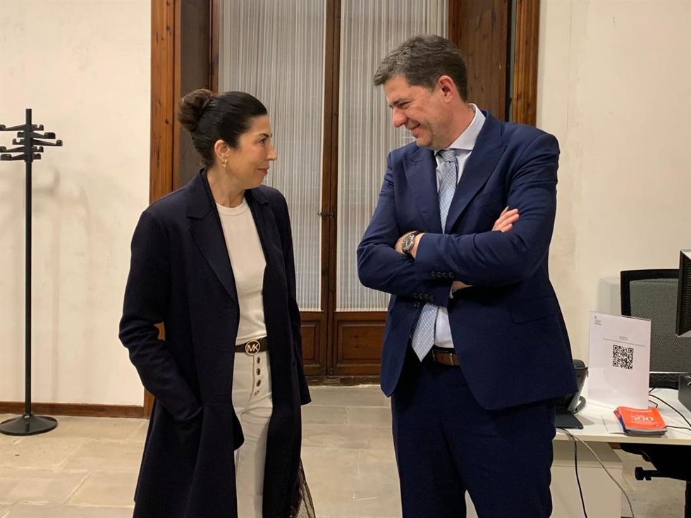 La secreteria de Estado de Turismo, Rosana Morillo, y el conseller de Turismo, Cultura y Deportes, Jaume Bauz.