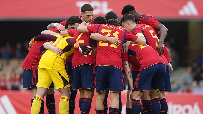 Los jugadores de la selección española Sub-21 hacen piña antes del amistoso en Chapín ante Eslovaquia