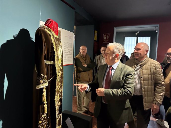 El presidente de la Diputación de Córdoba, Salvador Fuentes, visita la exposición cofrade.