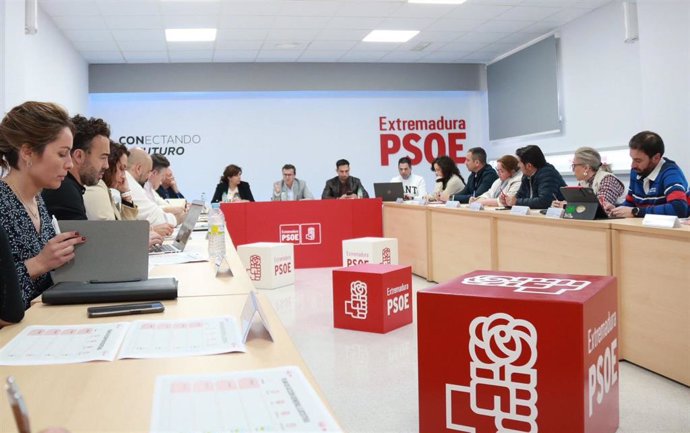 Primera reunión interna de trabajo de la nueva Comisión Ejecutiva Regional del PSOE de Extremadura liderada por Miguel Ángel Gallardo
