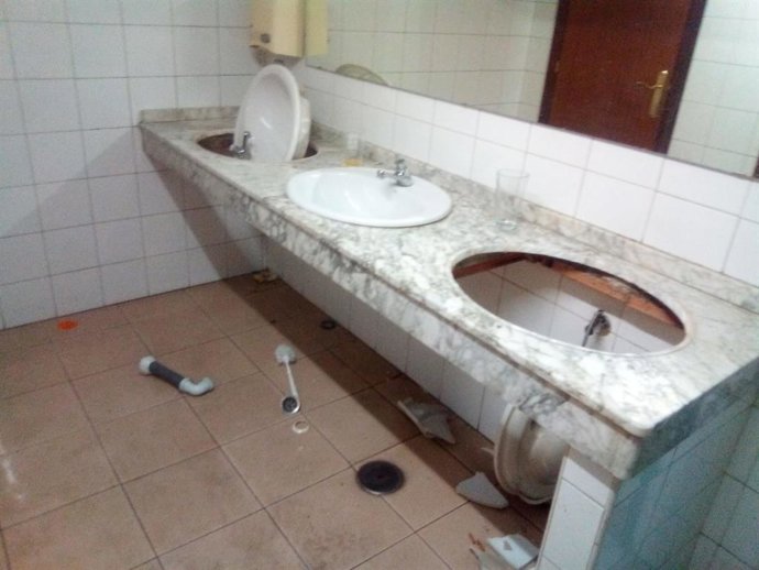 Destrozos en el baño del aparcamiento de San Francisco.