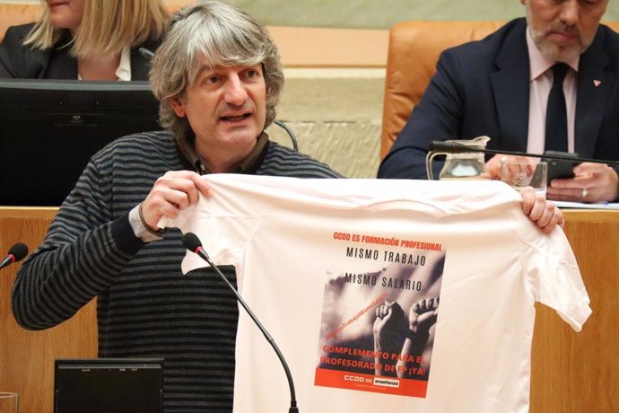 El diputado de IU, Carlos Olleros, con la camiseta de los representantes sindicales