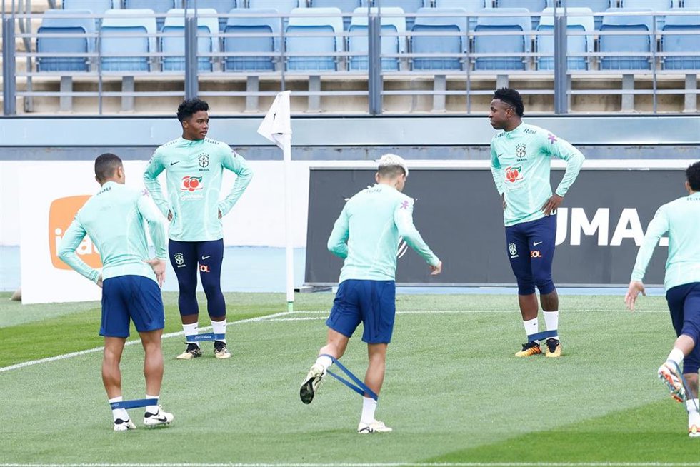 Endrick Felipe y Vinícius Jr hablan durante el entrenamiento de Brazil en Valdebebas previo al amistoso ante la selección española