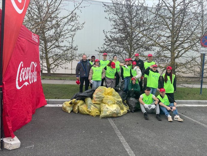 Alumnos de Egibide han recogido más de 120 kilos de barusa del río Zadorra