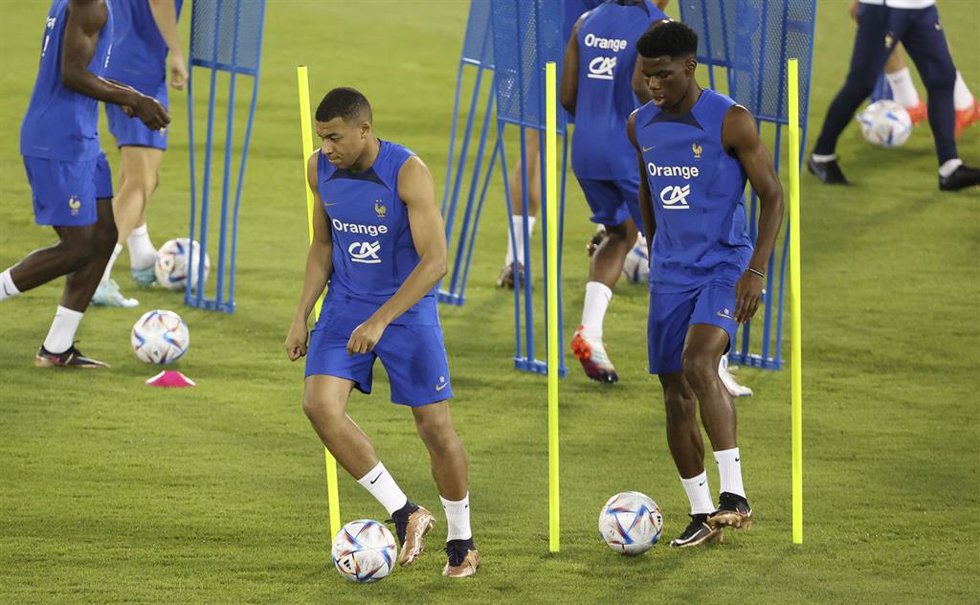 Archivo - Kylian Mbappé y Aurélien Tchouaméni con Francia